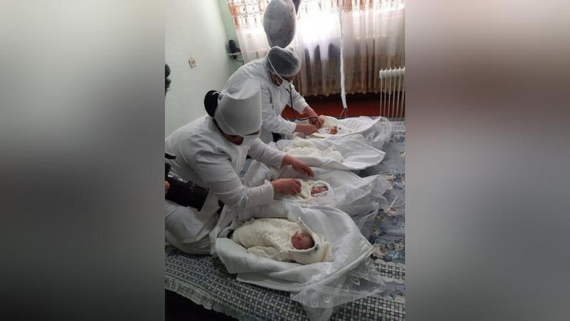 Изрображение 'Юнусабадских четверняшек и их маму выписали из роддома домой (фото)'