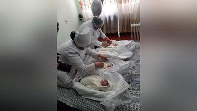 Изрображение 'Юнусабадских четверняшек и их маму выписали из роддома домой (фото)'