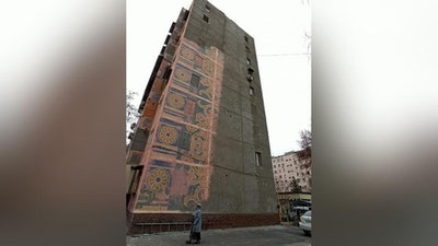 Изрображение 'На торцах домов на "Дружбе народов" в Ташкенте уничтожают мозаики братьев Жарских'