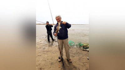 Изрображение 'Французы снимают фильм о рыбалке в Узбекистане'