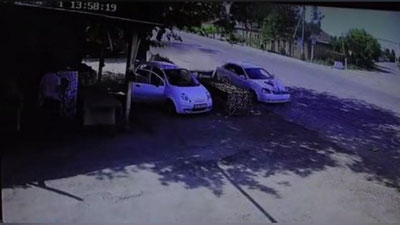 'Андижонда “Лаcетти” ҳайдовчиси йўл четида қулупнай сотаётган фуқарони уриб юборди'ning rasmi