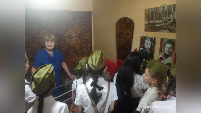 Изрображение 'Память о подвиге: школьники из Яшнабада навестили ветеранов'