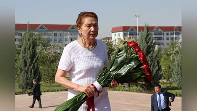 'Татьяна Каримова Қашқадарёда Ўзбекистоннинг Биринчи Президенти Ислом Каримов ҳайкали пойига гул қўйди (фото)'ning rasmi