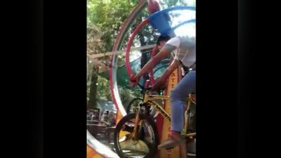 Изрображение 'В Намангане подростка придавило на аттракционе (видео)'