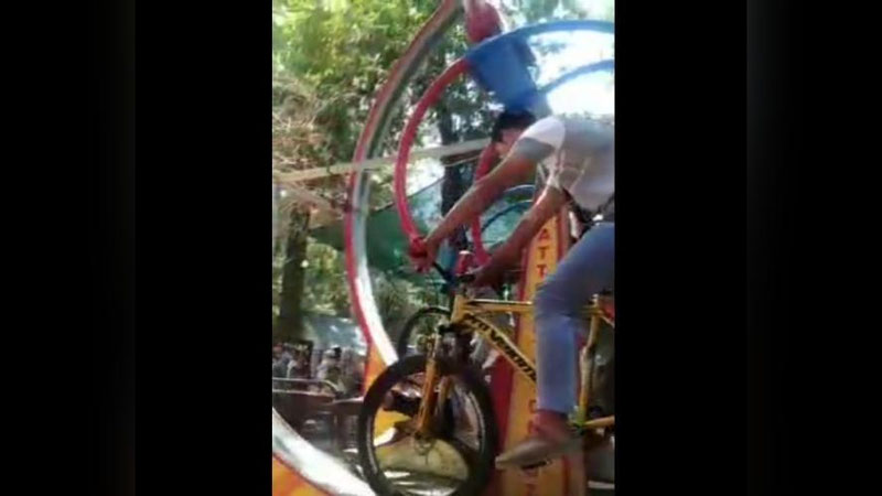 'Наманганда болакай аттракционда қисилиб қолди (видео)'ning rasmi