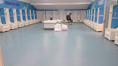 Изрображение 'Японские футболисты после игры с Узбекистаном прибрались в раздевалке'