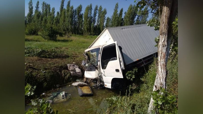 'Yangiyo`lda yuk mashinasi avtobus bilan to`qnashdi'ning rasmi