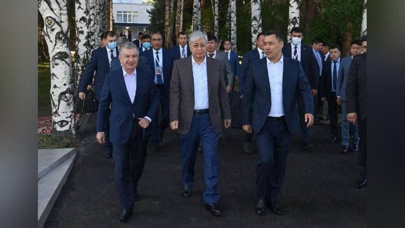 Изрображение 'Главы Узбекистана, Казахстана и Кыргызстана провели неформальную встречу на Иссык-куле (фото)'