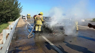 'Jizzaxda "Hyundai" butunlay yonib ketdi'ning rasmi