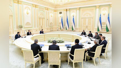 'Сергей Лавров, Субраманьям Жайшанкар ҳамда Ван И... ШҲТ мамлакатлари вазирлари Мирзиёев билан айлана стол олдида жам бўлди.'ning rasmi