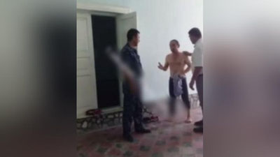 '"Икки маротаба қўлининг кафт қисми билан тегинган". Самарқандда маҳалла раиси ва инспектор маст эркакка куч ишлатгани ҳолатига изоҳ берилди'ning rasmi