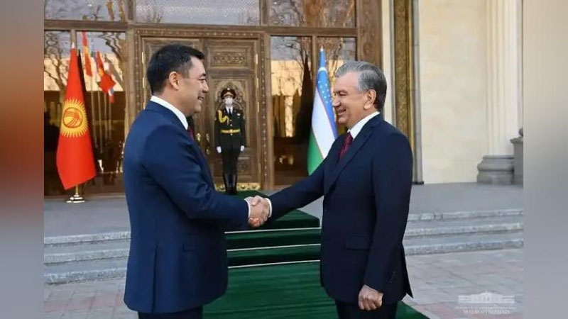 'O`zbekiston va Qirg`iz Respublikasi prezidentlari mustaqillik bayramlari munosabati bilan bir-birini dildan qutlashdi'ning rasmi