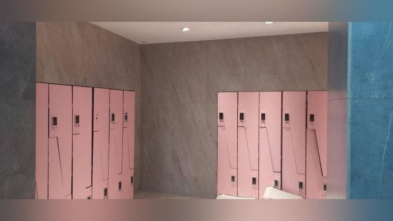 'Toshkentdagi 110-maktabning kiyinish xonasiga video kuzatuv kameralari o`rnatilganligi nizolarga sabab bo`lmoqda. Rasmiylar oydinlik kiritdi'ning rasmi