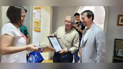 Изрображение 'Сергей Безруков лично поздравил известного историка Ташкента Бориса Голендера'