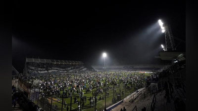 Изрображение 'Полиция потравила людей газом на матче в Аргентине: сотня пострадавших (видео)'