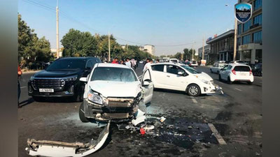 'Toshkentda  "Nexia-3" yo`lning qarama-qarshi tomoniga chiqib harakatlangani oqibatida 4 mashina to`qnashdi'ning rasmi