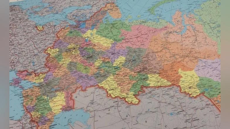 'Moskva do`konlari yangi hududlar kiritilgan Rossiya xaritasini sotishni boshladi'ning rasmi