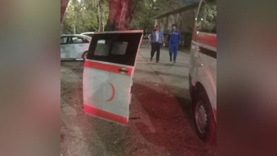 'Tez yordam xodimi yana kaltaklandi, tez yordam mashinasining eshiklari sindirib tashlandi (video)'ning rasmi