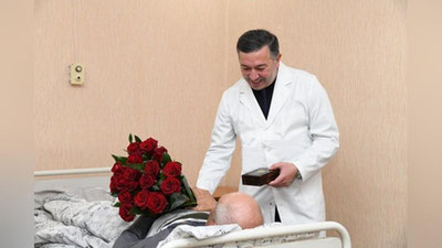 Изрображение 'Пострадавший работник "Скорой помощи" награжден знаком "Отличник здравоохранения"'