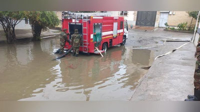 Изрображение 'В Самарканде и Андижане ведется откачка воды с затопленных дождем дорог (фото)'
