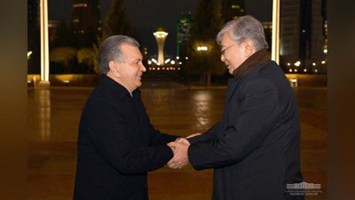 'Мирзиёев Тоқаев билан учрашди'ning rasmi