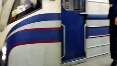 'Yo`lovchining ruchkasi tushib ketib, tiqilib qolgani sabab Toshkent metrosi eshiklari ochiq holatda harakatlandi'ning rasmi