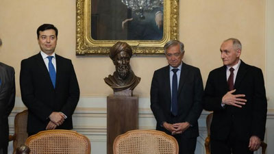 Изрображение 'В медицинской академии Франции установлен бюст Абу Али ибн Сины'