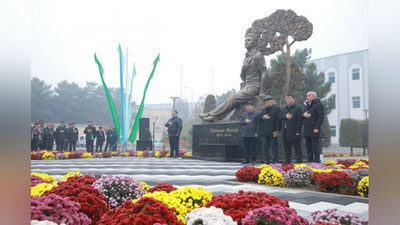 'Namanganda Usmon Nosir haykali ochildi'ning rasmi