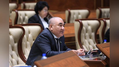 'Senat yalpi majlisida senator Energetika vazirligiga odamlarni qiynayotgan tok muammosi haqida savol qo`ydi'ning rasmi