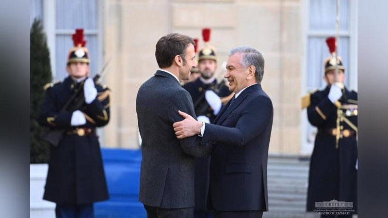 'Makron Elisey saroyida Prezident Shavkat Mirziyoevni kutib oldi (foto+video)'ning rasmi