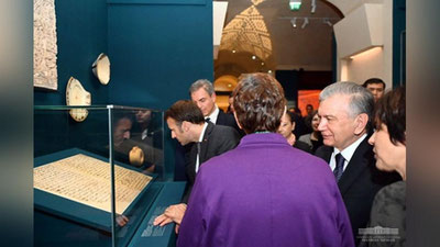 'O`zbekiston va Fransiya prezidentlari "Luvr"da “O`zbekiston vohalari xazinalari. Karvon yo`llari chorrahasida” ko`rgazmasini ochishdi'ning rasmi