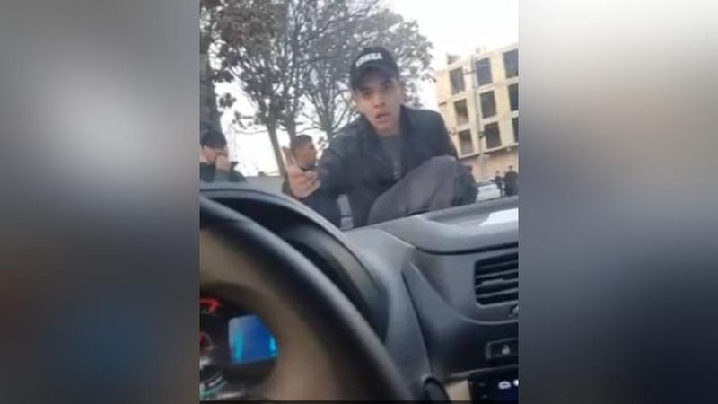 'Samarqandda er xotinini o`ldirmmoqchi bo`ldi, ayol qochib yo`ldagi mashinaga chiqib oldi (video)'ning rasmi