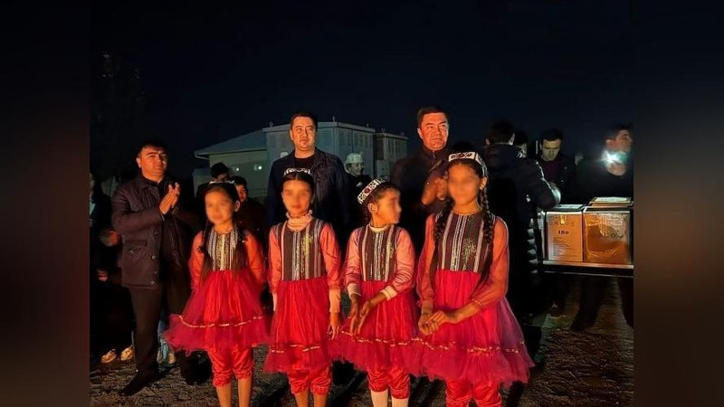 Qisqa tungi koylakdagi surat