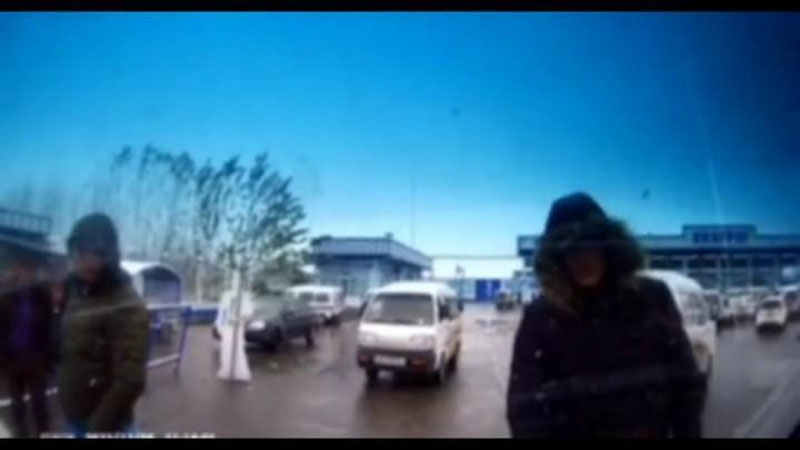 Изрображение 'Двух мужчин, пропускавших в Андижане автомобили на АГНКС за деньги, арестовали на 15 суток'