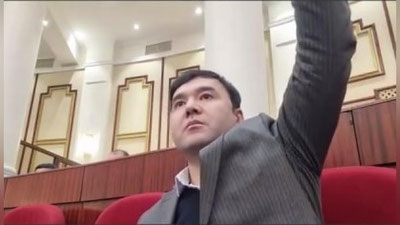 'Kusherboev parlamentda Inoyatovdan so`z so`rab ololmagani  aks etgan video tarqaldi (video)'ning rasmi