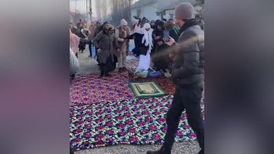 'Fatvo markazi yosh bolaning umra ziyoratini ado qilib kelgan ayolning oyoqlari ostiga bostirilishi holatiga izoh berdi (video)'ning rasmi