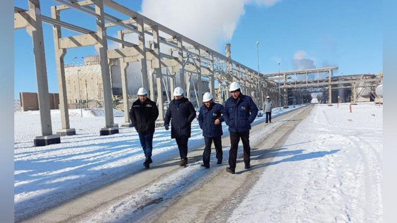 '“O`zbekneftgaz”: “Ishchi guruh” anomal sovuq kunlarda ishlab chiqarish barqarorligini ta`minlash borasida qilinayotgan ishlar holatini o`rganish uchun Sho`rtan gaz kimyo majmusida bo`ldi'ning rasmi