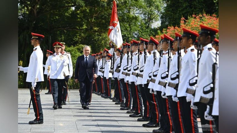 'Singapurda O`zbekiston prezidentini kutib olish marosimi va ikki tomonlama uchrashuvlar bo`lib o`tdi (foto)'ning rasmi