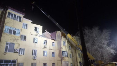 Изрображение 'Во время расчистки завалов в доме в Нукусе, где прогремел взрыв, найдено тело погибшего жителя и спасен ребенок'