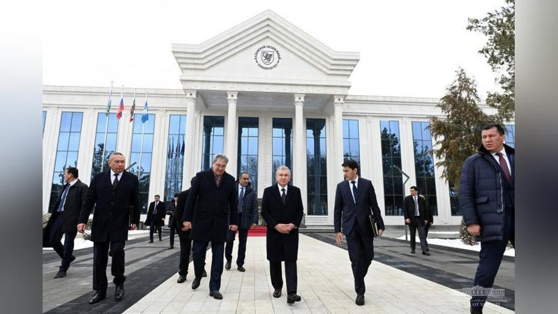 'Shavkat Mirziyoev Jizzaxdagi Qozon federal universiteti filialida bo`ldi'ning rasmi