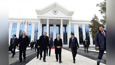 'Shavkat Mirziyoev Jizzaxdagi Qozon federal universiteti filialida bo`ldi'ning rasmi
