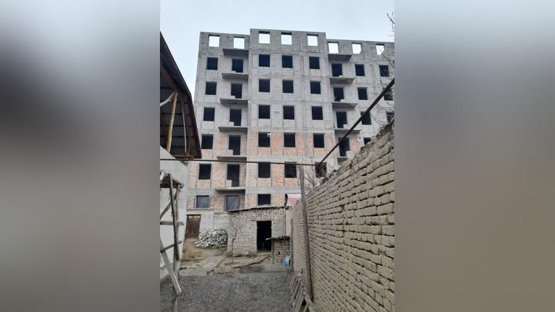 'Farg`onaliklar sifatsiz qurilayotgan qo`p qavatli uyda hokim va qurilish boshqarmasi boshlig`i yashashini talab qilishdi'ning rasmi