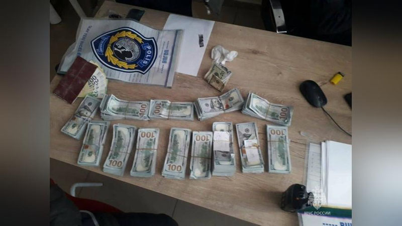 Изрображение 'Российские спасатели при разборе завалов в Турции нашли $150 тысяч в кастрюле'