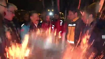 'Turkiyada zilziladan jabr ko`rganlar  vaqtinchalik jon saqlayotgan chodirlardan birida portlash sodir bo`ldi'ning rasmi