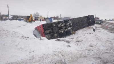 Изрображение 'Автобус, следовавший в Узбекистан, опрокинулся под Оренбургом в России'