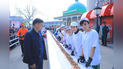 Изрображение 'В Намангане приготовили 80-метровый мегалаваш (фото)'