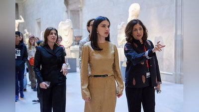 'Саида Мирзиёева дунёнинг энг йирик музейларидан бири — АҚШдаги Метрополитен музейида бўлди (видео)'ning rasmi