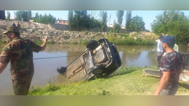Изрображение 'В Янгиюле из канала вытащили автомобиль Lada'