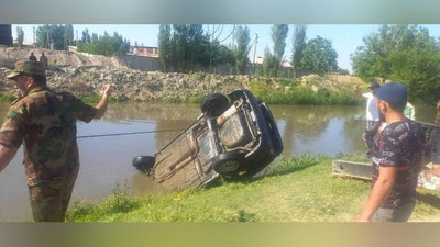 Изрображение 'В Янгиюле из канала вытащили автомобиль Lada'