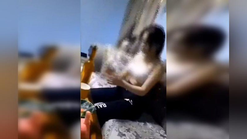 'Buxoroda yarim yalong`och kiyimda tasvirga olingan videodagi ayolning maktab psixologi ekanligi aytildi'ning rasmi